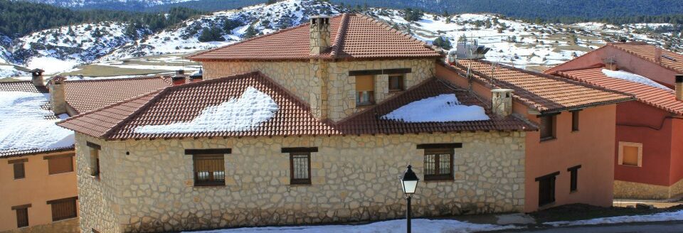 Fachada entrada principal Casa Rural Lahuerta en Guadalaviar, Teruel